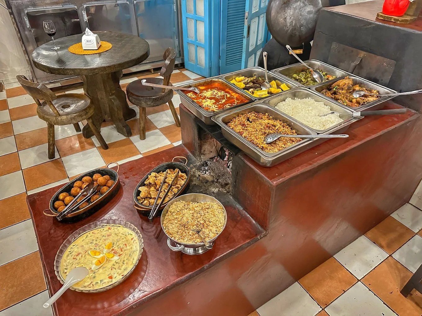 Comida mineira servida no fogão a lenha