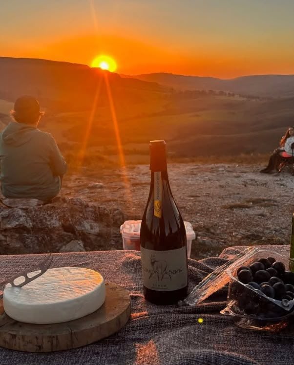 Pôr do sol na Serra da Canastra com queijo Canastra e vinho